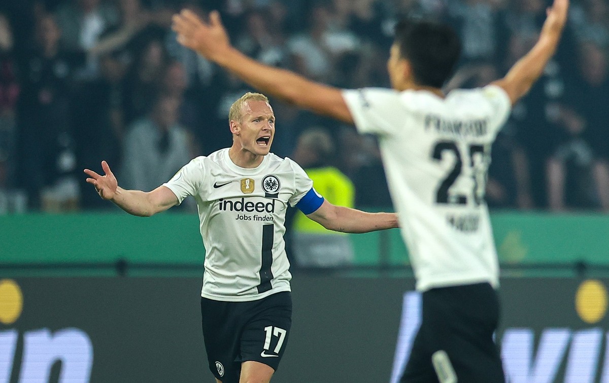 ARCHIV - 03.06.2023, Berlin: Fußball: DFB-Pokal, Finale, RB Leipzig - Eintracht Frankfurt im Olympiastadion. Frankfurts Sebastian Rode (l) und Frankfurts Makoto Hasebe reagieren. Die Eintracht will mi ...