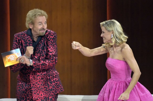 Thomas Gottschalk und Michelle Hunziker in der ZDF-Unterhaltungsshow Wetten, dass.. live aus der Messe Friedrichshafen. Friedrichshafen, 19.11.2022 *** Thomas Gottschalk and Michelle Hunziker on the Z ...