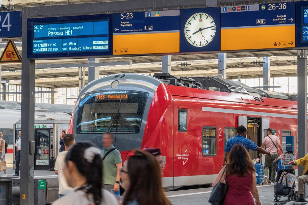 Regionalexpress vor der Abfahrt vom Hauptbahnhof, München, Juli 2023 Deutschland, München, Juli 2023, Münchner Hauptbahnhof, Regionalexpress nach Passau vor der Abfahrt, abends, Bahnkunden, Bahnverkeh ...