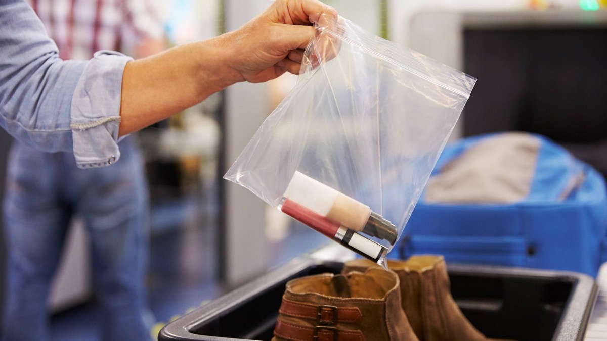 flughafen,flüssigkeit,plastiktüte,check-in,handgepäck,sicherheitskontrolle *** airport,liquid,plastic bag,check in,hand baggage,security controll mmq-s8n,model released, Symbolfoto