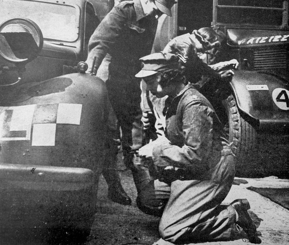 Princess (later Queen ) Elizabeth of Great Britain doing technical repair work during her World war two military service 1944 WHA PUBLICATIONxINxGERxSUIxAUTxONLY !ACHTUNG AUFNAHMEDATUM GESCH�TZT! Copy ...