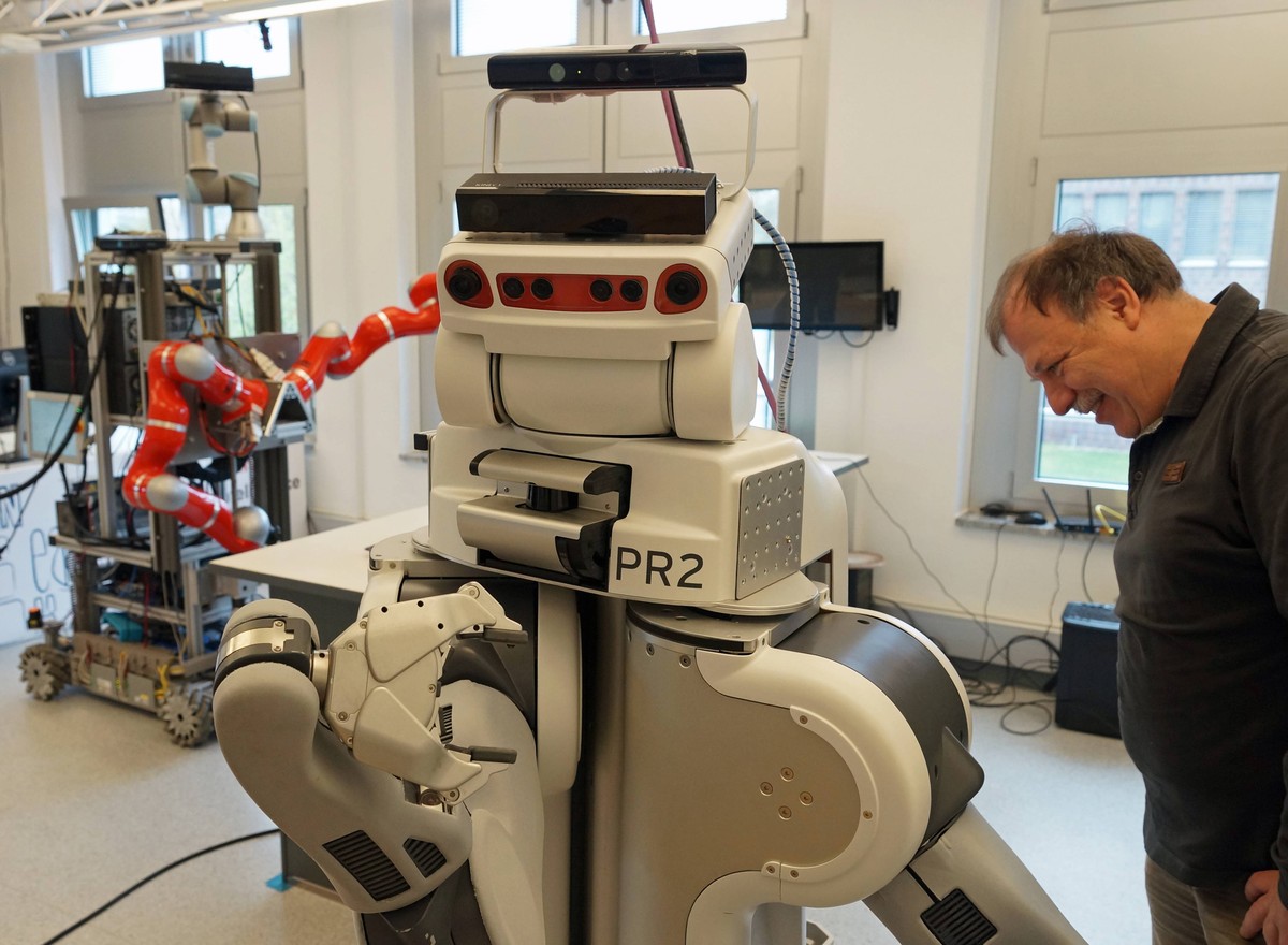 Roboter "PR2" vom IAI macht am liebsten Popkorn.
