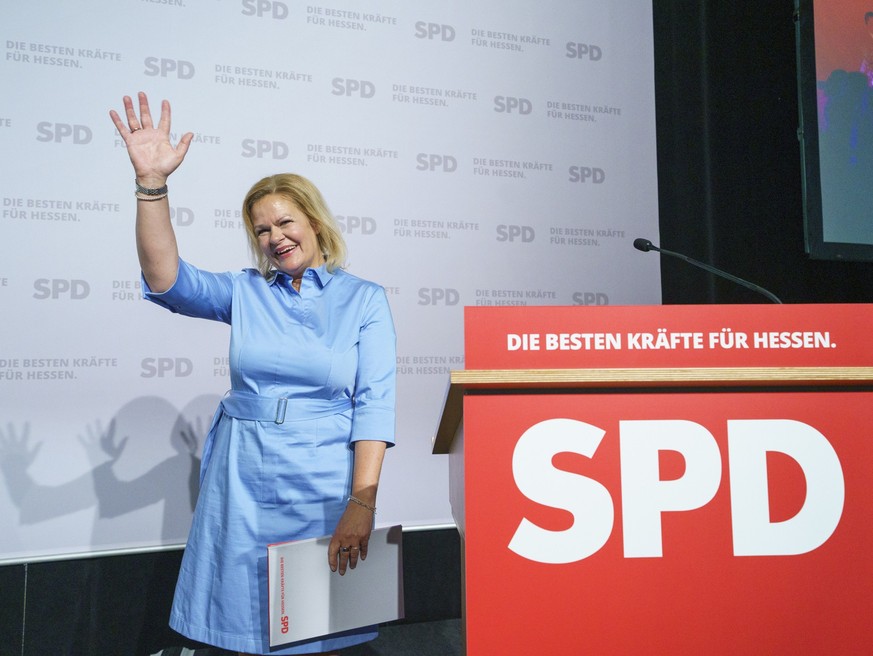 17.06.2023, Hessen, Hanau: Nancy Faeser (SPD), Bundesinnenministerin, winkt auf dem Landesparteitag den Delegierten zu. Unter dem Motto