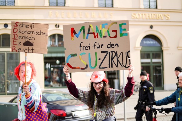 Protest gegen das bay. Klimaschutzgesetz Markus Söder Clowns gegen die CSU. Am 11.11.2022 versammelten sich ca. 292 Menschen unter dem Motto Söders Klimamärchen, um gegen die Novelle des bayerischen K ...