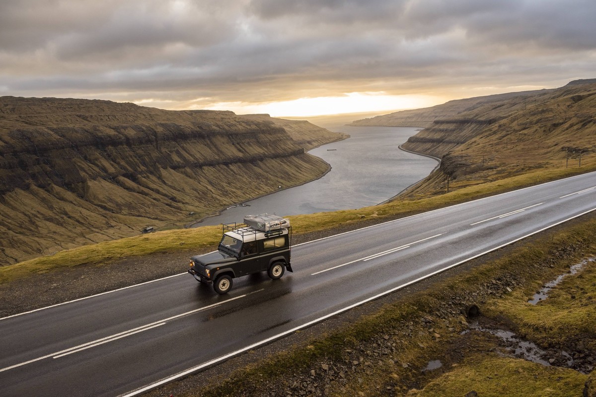 4x4 car driving along road on seashore, Faroe Islands, Denmark, Faroe Islands Faroe Islands Denmark SAPA001177 property released PUBLICATIONxINxGERxSUIxAUTxONLY Copyright: PaoloxSartori SAPA001177