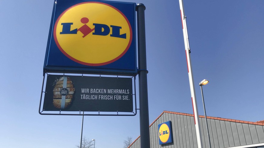 Logo der Discounter Kette Lidl an einer Filiale 09.04.2020 *** Logo of the discount chain Lidl at a branch 09 04 2020