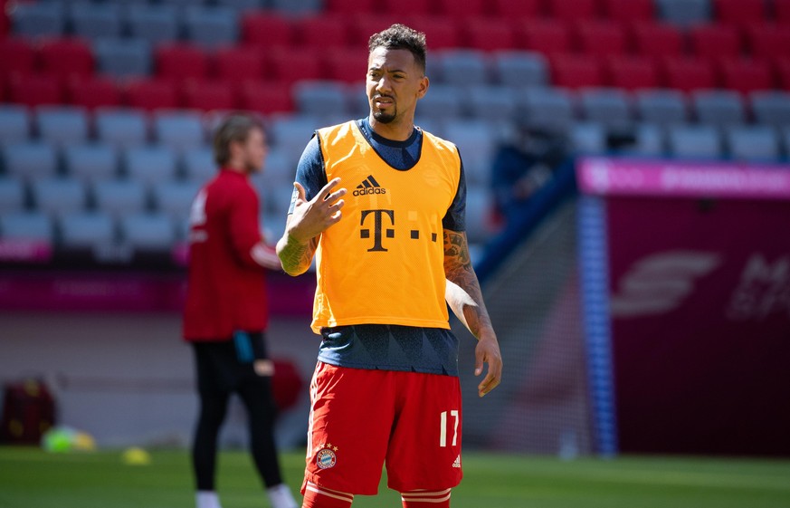 Fußball: Bundesliga, Bayern München - 1. FC Union Berlin, 28. Spieltag in der Allianz Arena. Jerome Boateng von München wärmt sich auf.