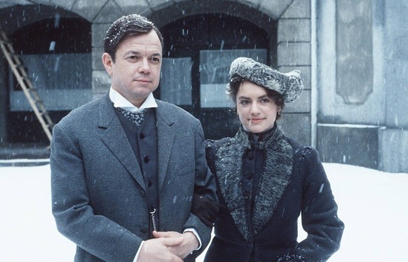 Bildnummer: 56673835 Datum: 01.02.1987 Copyright: imago/teutopress
Löwengrube (ARD) mit Christine Neubauer mit Jörg Hube 02/87 rag TV Fernsehen Serie Schauspiel Verkleidung draußen Winter Schnee stehe ...