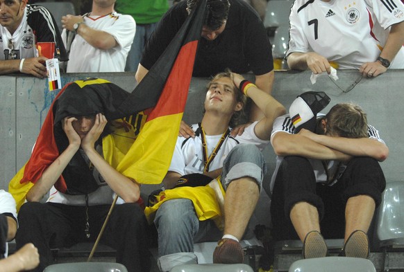 deutsche Fans enttaeuscht niedergeschlagen auf der Tribuene, weinen, Deutschland (GER)-Italien (ITA) 0:2 n.V. , am 04.07.2006 in Dortmund, Halbfinale; Fussball WM2006 FIFA WM 2006, WorldCup2006, World ...