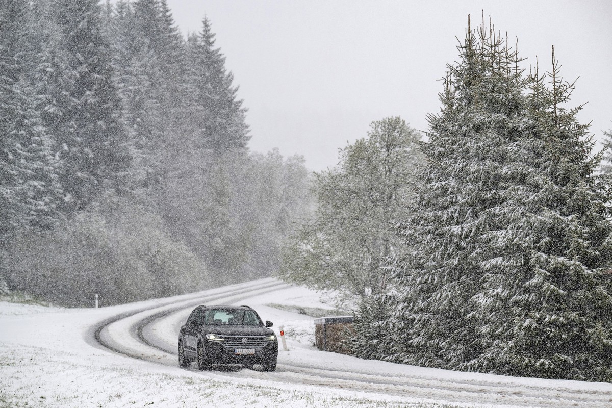 18.05.2025, Tschechien, Horn� Mal� �pa: Ein Auto f�hrt auf einer verschneiten Stra�e. Der h�chste Teil des Riesengebirges ist nach Schneef�llen mit bis zu 15 Zentimetern Schnee bedeckt. Foto: Tane�ek  ...
