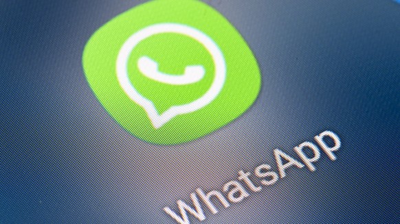 ARCHIV - 21.01.2022, Berlin: Auf dem Bildschirm eines Smartphones sieht man das Icon der App Whatsapp. Bei Whatsapp sind am Dienstag weitreichende technische St