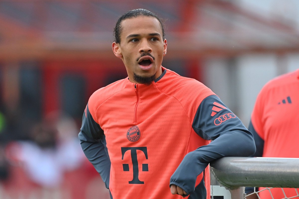 Leroy SANE Bayern Muenchen, Aktion,Einzelbild,angeschnittenes Einzelmotiv,Halbfigur,halbe Figur. Oeffentliches Training FC Bayern Muenchen auf dem Trainingsgelaende an der Saebener Strasse am 06.05.20 ...