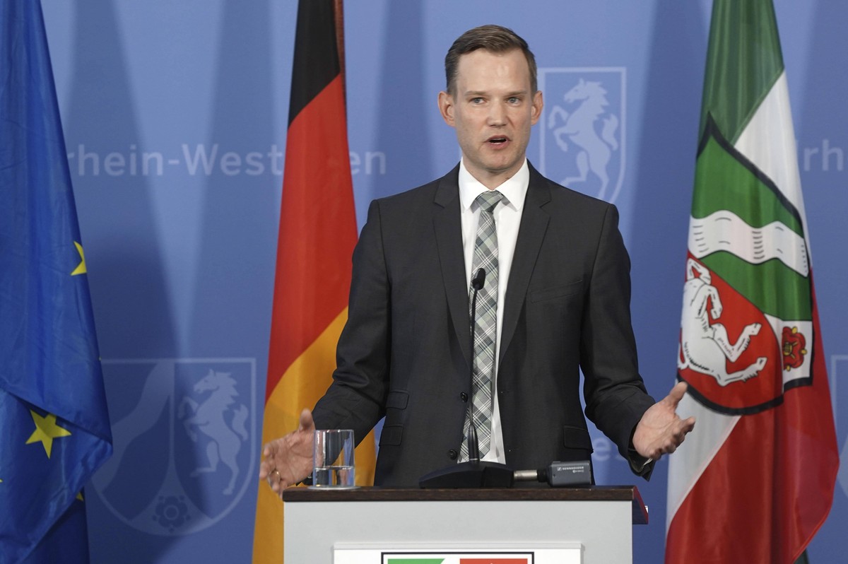 Hendrik Streeck bei einer Pressekonferenz zur Vorstellung der Covid-19 Case-Cluster-Study in der Staatskanzlei. D�sseldorf, 09.04.2020 *** Hendrik Streeck at a press conference to present the Covid 19 ...