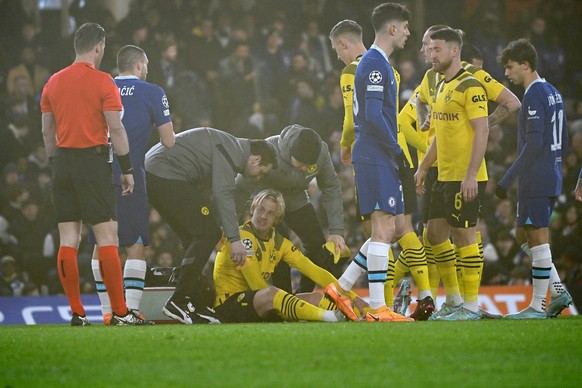 London, Stamford Bridge Stadium, 07.03.23, GER, Herren, UEFA Champions League, Saison 2022-2023, Chelsea FC - Borussia Dortmund Bild: Julian BRANDT Dortmund Verletzt, Verletzung, Schmerzen, muss ausge ...