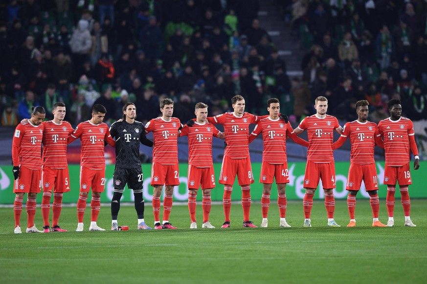 Fußball 1. Bundesliga 19 Spieltag VfL Wolfsburg - FC Bayern München am 05.02.2023 in der Volkswagen Arena in Wolfsburg Gedenkminute / Schweigeminute V.l.n.r.: Leroy Sane München , Benjamin Pavard Münc ...