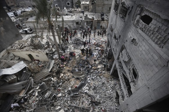 12.01.2024, Palästinensische Gebiete, Chan Junis: Palästinenser betrachten die Zerstörung nach einem israelischen Angriff. Foto: Mohammed Dahman/AP/dpa +++ dpa-Bildfunk +++
