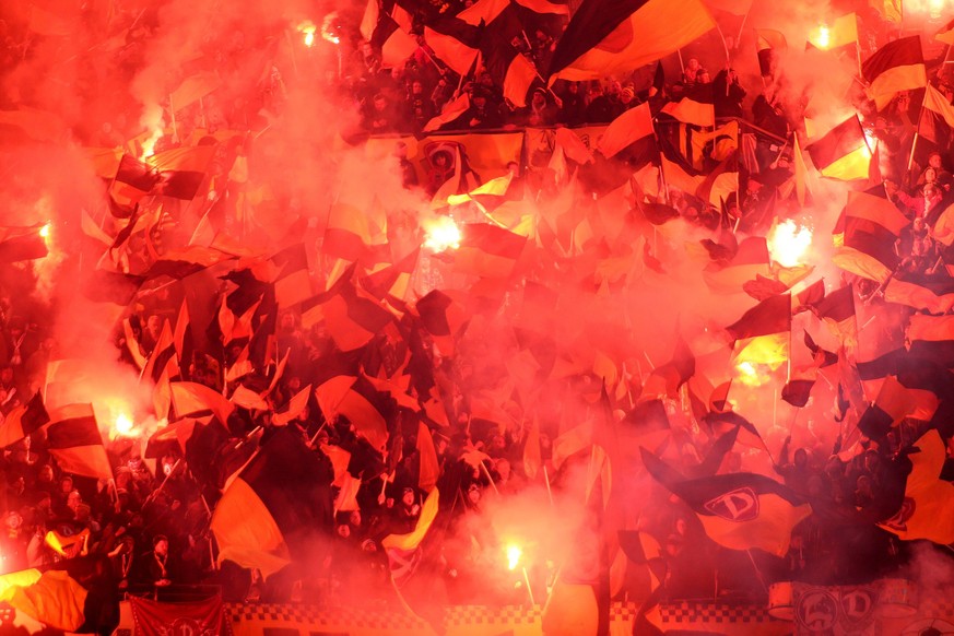 Sport Bilder des Tages Dresden Fans zuenden Pyro / Pyrotechnische Gegenstaende / Bengalos / Bengalische Feuer / Feuerwerkskoerper beim Spiel zwischen Hamburger SV und Dynamo Dresden , 11.02.2019. DFL  ...