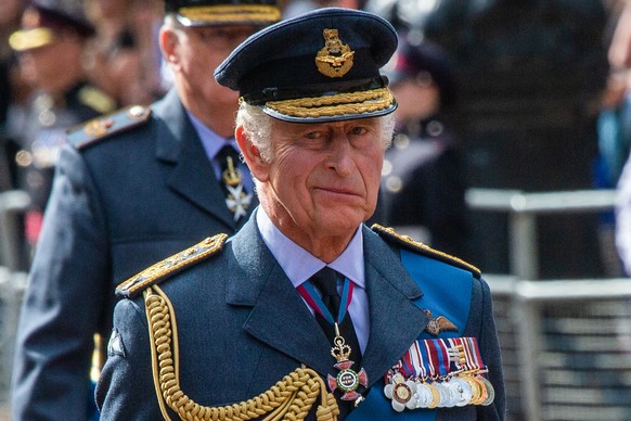 14.09.2022, Großbritannien, London: König Charles III. folgt dem Sarg von Königin Elisabeth II., der in die königliche Standarte gehüllt ist und auf dem die kaiserliche Staatskrone thront. Der Sarg wi ...