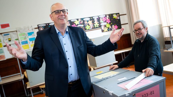 May 14, 2023, Bremen: Andreas Bovenschulte, top candidate of the SPD in Bremen, casts his vote at the polling station.  In the federal state of Bremen, the 21st election to the Bremen B