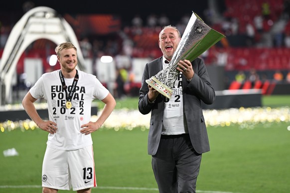 19.05.2022, Spanien, Sevilla: Fu�ball: Europa League, Eintracht Frankfurt - Glasgow Rangers, K.o.-Runde, Finale im Ramon Sanchez Pizjuan Stadion, Frankfurts Pr�sident Peter Fischer und Martin Hintereg ...