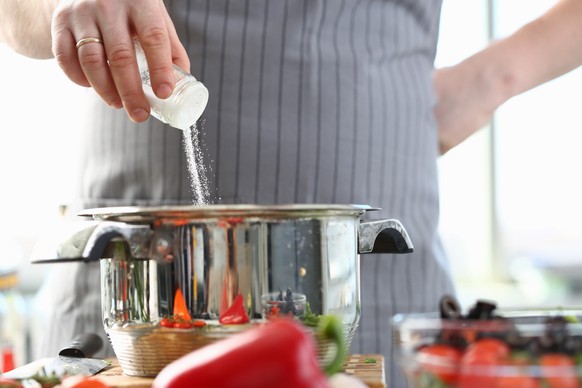 Viele Menschen verwenden beim Kochen gerne Salz. Viel Salz. Doch das ist gar nicht mal so ungefährlich. Denn zu viel Salz kann unserem Körper schaden.