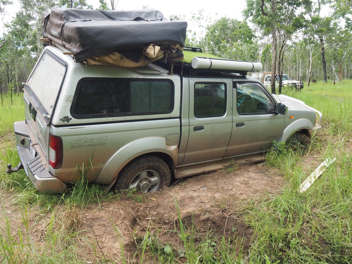 HANDOUT - 13.02.2024, Australien, Bamaga: Der Pkw von zwei jungen Deutschen liegt festgefahren in der australischen Wildnis, nachdem eine Google-Maps-Panne sie in eine extrem abgelegene Region gef�hrt ...
