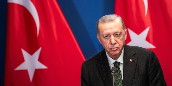 ARCHIV - 18.12.2023, Ungarn, Budapest: Recep Tayyip Erdogan regiert die Türkei seit mehr als 20 Jahren. (zu dpa: «Erdogan stellt Rückzug aus Politik in Aussicht») Foto: Marton Monus/dpa +++ dpa-Bildfu ...