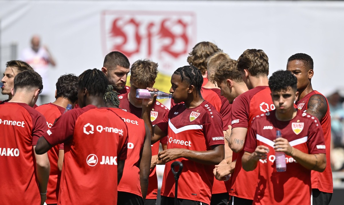 Sport Bilder des Tages Trinkpause vor Logo VfB Stuttgart VfB Stuttgart Training 09.07.2024 DFL REGULATIONS PROHIBIT ANY USE OF PHOTOGRAPHS AS IMAGE SEQUENCES AND/OR QUASI-VIDEO VfB Stuttgart Training  ...