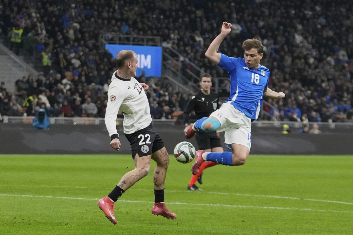 Germany&#039;s David Raum, left, fights for the ball with Italy&#039;s Nicolo Barella during the soccer Nations League quarterfinal first leg soccer match between Italy and Germany, at the San Siro st ...