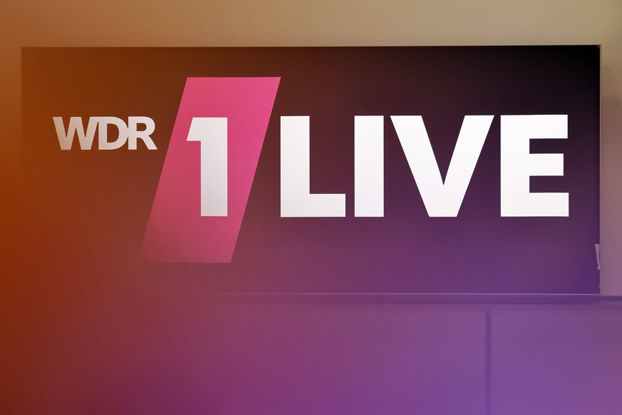 Das Logo des Sender WDR 1LIVE bei der 24. Verleihung der 1LIVE Krone 2023 im Lokschuppen Bielefeld. Themenbild, Symbolbild Bielefeld, 30.11.2023 NRW Deutschland *** The logo of the WDR 1LIVE station a ...