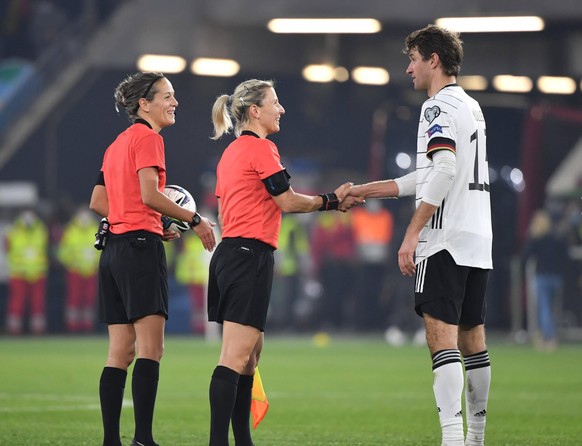Ivana Martincic (l.) und ihre Assistentin Sanja Rodjak sprechen nach dem Deutschland-Spiel mit Bayern-Star Thomas Müller.