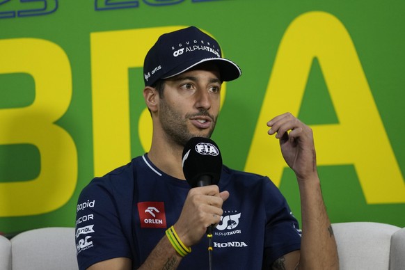 02.11.2023, Brasilien, Sao Paulo: Motorsport: Formel-1-Weltmeisterschaft, Grand Prix von Brasilien: Daniel Ricciardo aus Australien vom Team AlphaTauri spricht während einer Pressekonferenz vor dem Gr ...