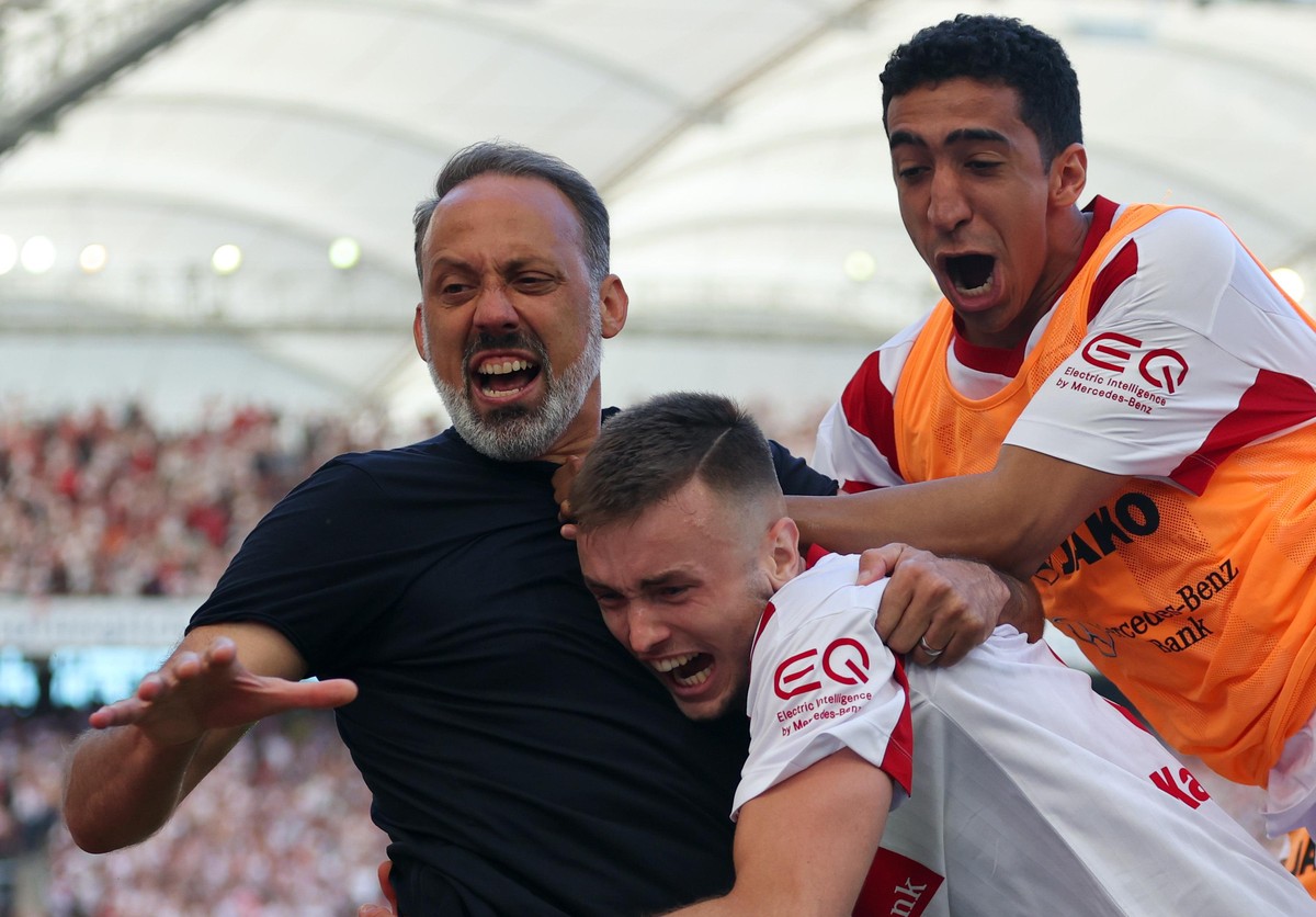 Fußball, Bundesliga, VfB Stuttgart - 1. FC Köln, 34. Spieltag in der Mercedes-Benz-Arena. Stuttgarts Trainer Pellegrino Matarazzo (l-r), Stuttgarts Sasa Kalajdzic und Stuttgarts Tiago Barreiros de Mel ...