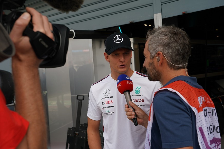 ARCHIV - 02.09.2023, Italien, Monza: Motorsport: Formel-1-Weltmeisterschaft, Grand Prix von Italien, 3. Freies Training: Testfahrer Mick Schumacher aus Deutschland vom Team Mercedes (l) spricht im Int ...