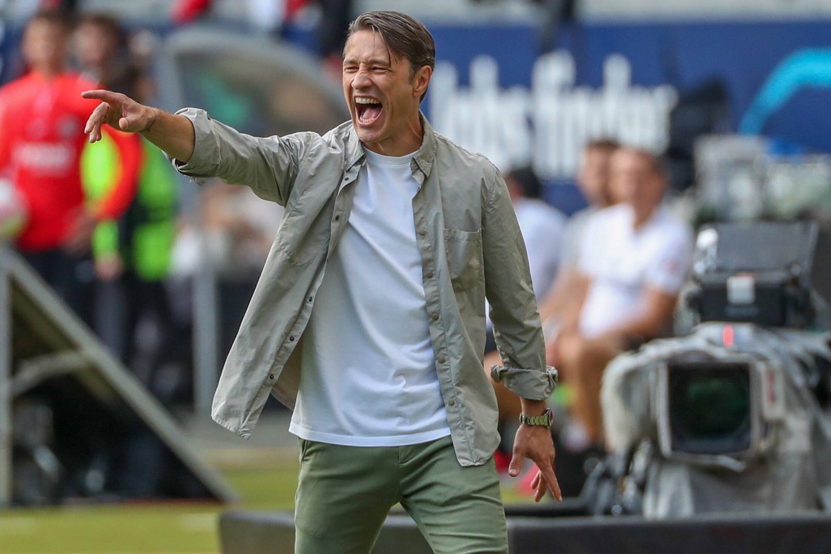 xMHx - Fussball 1. Bundesliga: Eintracht Frankfurt - VfL Wolfsburg am 10.09.2022 im Deutsche Bank Park in Frankfurt Trainer Niko Kovac Wolfsburg gibt lautstark Anweisungen *** xMHx Football 1 Bundesli ...