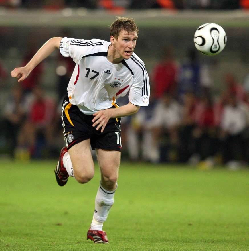 Der damalige Hannoveraner Per Mertesacker, 21, spielte sechs WM-Spiele in der Innenverteidigung.