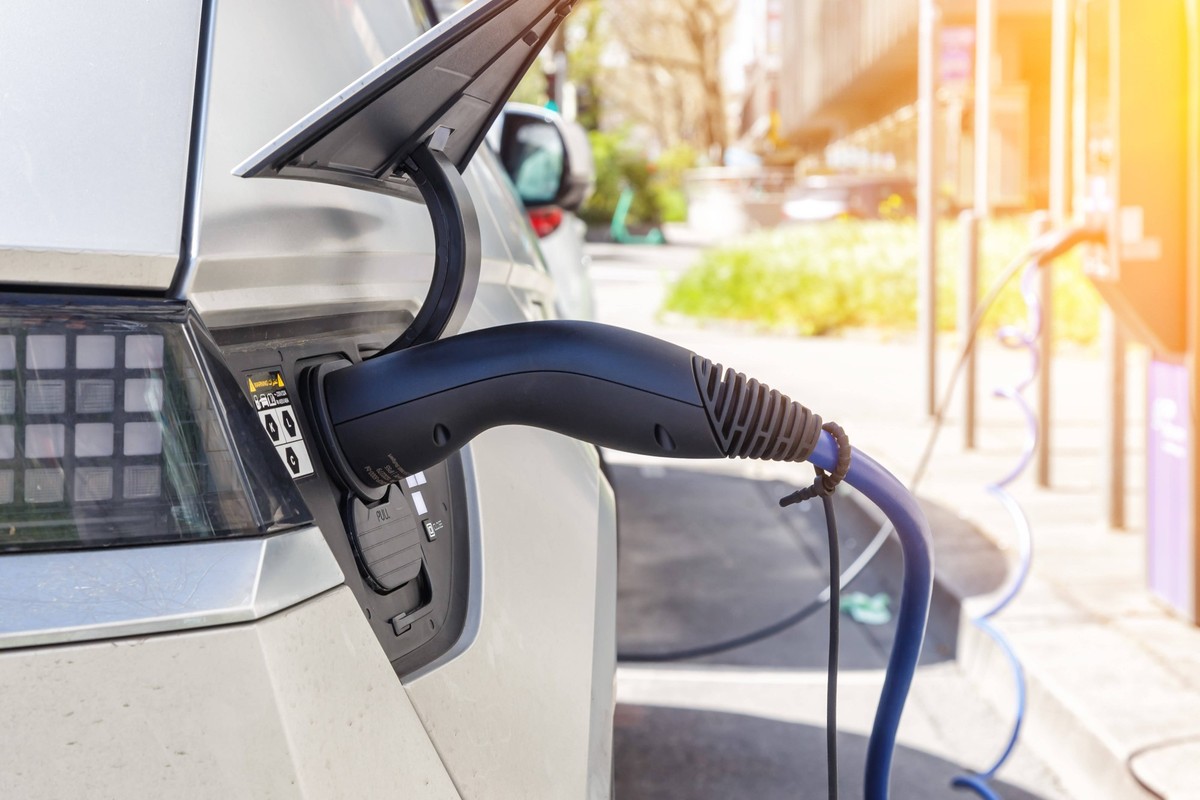 Aufladen der Batterie eines Elektroautos mit Strom E-Auto an einer elektro Tankstelle Zapfs