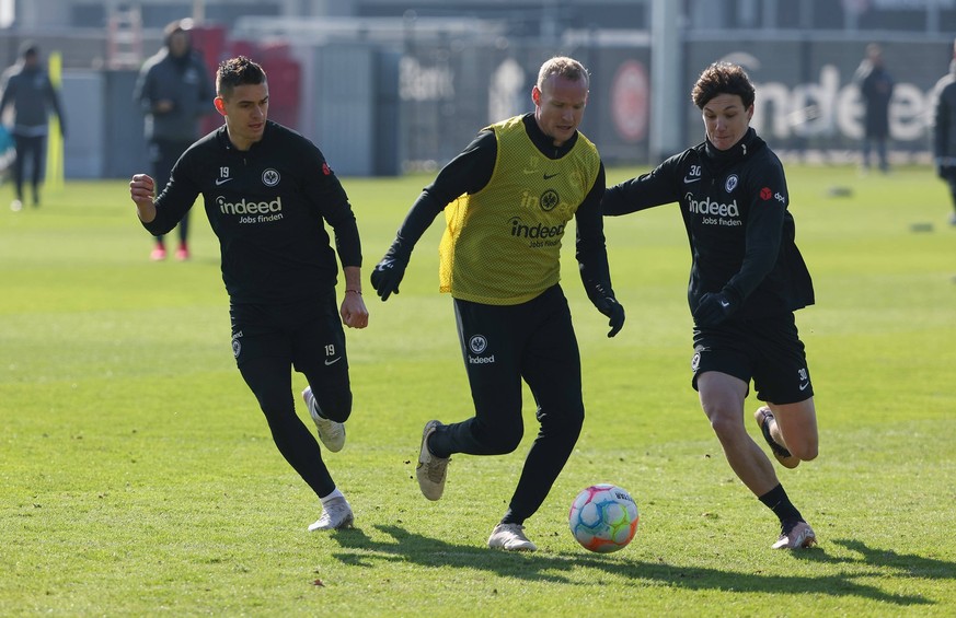 01.03.2023, Fussball Training, Eintracht Frankfurt, emonline, emspor, v.l., Rafael Borre Eintracht Frankfurt, Sebastian Rode Eintracht Frankfurt, Paxten Aaronson Eintracht Frankfurt DFL/DFB REGULATION ...