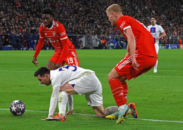 4 Matthijs de Ligt und 19 Alphonso Davies FCB gegen 30 Lionel Messi am Boden PSG Zweikampf, Aktion, Fussball / UEFA Champions League / FC Bayern Muenchen - Paris Saint-Germain / Allianz Arena / 08.03. ...