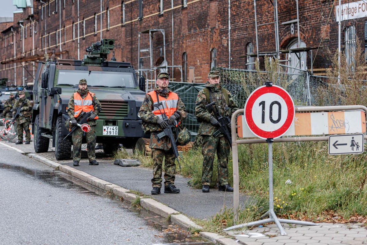 Reservisten der Bundeswehr üben im Hafen Sicherungsmaßnahem im Verteidigungsfall wie Fahrzeug- und Personenkontrollen. Ziel der Übung ist es, verteidigungswichtige Infrastruktur zu schützen, auf allen ...