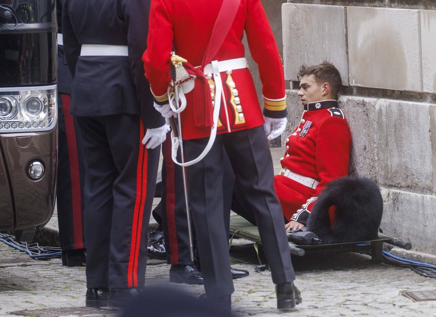 . 03/06/2022. London, United Kingdom. A Guardman is taken ill suffering from the heat. Platinum Jubilee Service of Thanksgiving. St Pauls Cathedral. PUBLICATIONxINxGERxSUIxAUTxHUNxONLY xMarkxThomasx/x ...