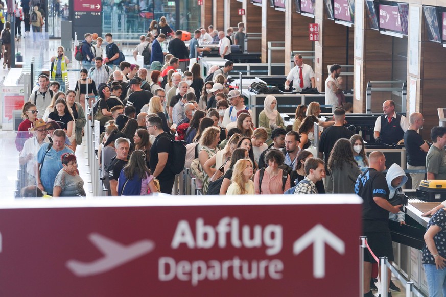 Zahlreiche Passagiere stehen in einer Schlange bei der Sicherheitskontrolle. Bei einem Pressegespräch äußerte sich heute die Flughafenchefin zum erwarteten Sommerreiseverkehr am BER.