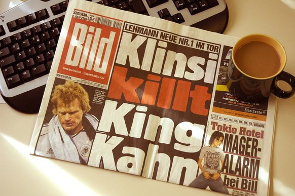 Feature / Symbol: BILD-Zeitung 04/06 thg Medien Print Zeitung Zeitungen Tageszeitung Boulevard Springer Bild Schlagzeile Titel Oliver Olli Kahn Klinsmann WM FIFA Weltmeisterschaft Fu�ball Fu�ballweltm ...