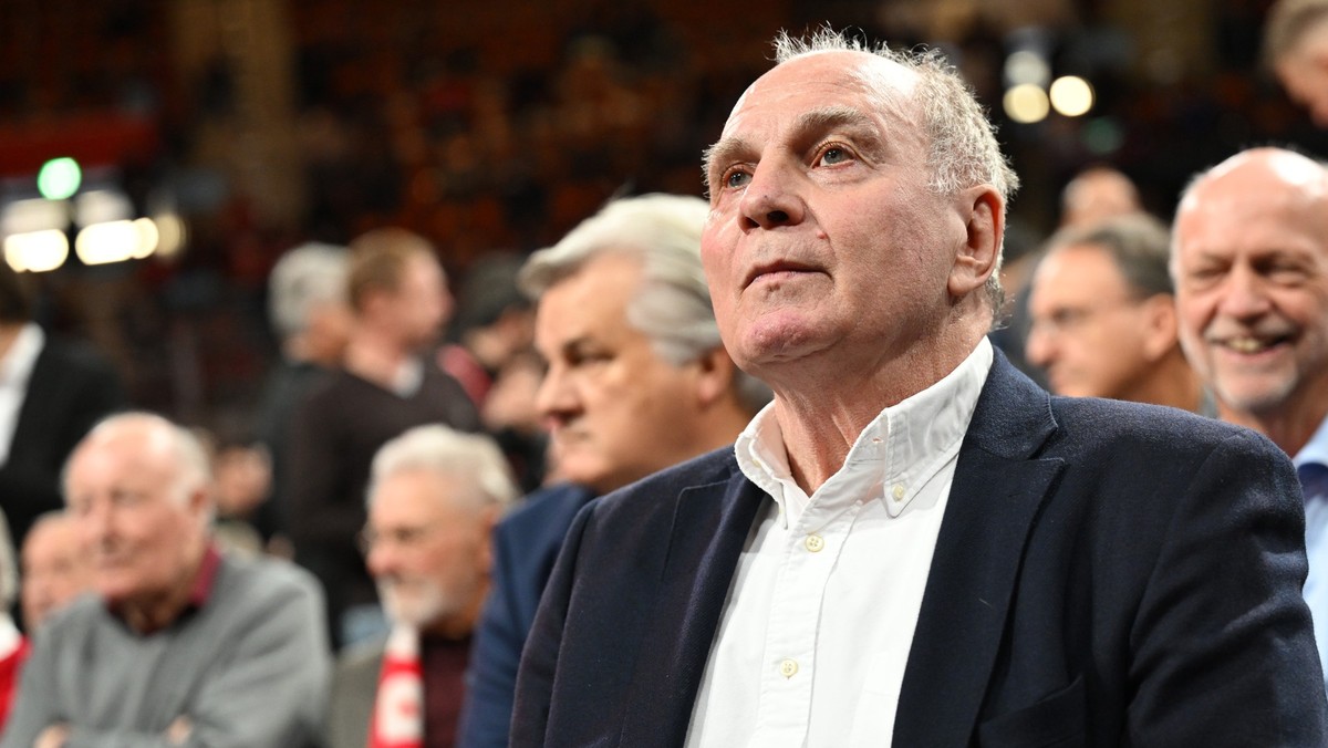 12.11.2023, Bayern, München: Fußball: Bundesliga, Jahreshauptversammlung des FC Bayern München. Bayerns Ehrenpräsident Uli Hoeneß verfolgt die Jahreshauptversammlung. Foto: Angelika Warmuth/dpa +++ dp ...