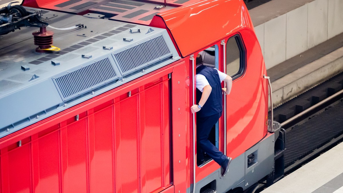 ARCHIV - 20.08.2021, Berlin: Ein Lokführer steigt am Berliner Hauptbahnhof in seinen Führerstand. Die Deutsche Bahn will der Gewerkschaft Deutscher Lokomotivführer (GDL) gleich zu Beginn der Tarifverh ...