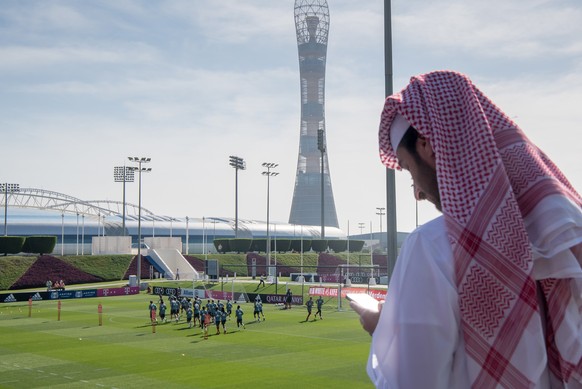 ARCHIV - 06.01.2019, Katar, Doha: Fußball: Bundesliga. Zuschauer beobachten das Training. Die Spieler des Fußball-Bundesligisten FC Bayern München laufen sich während einer Übungseinheit am Vormittag  ...