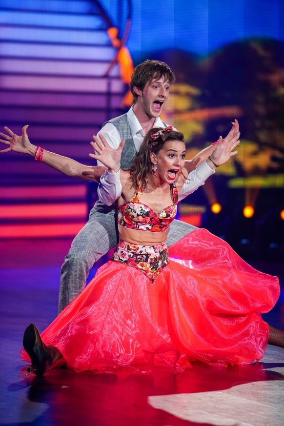 Moritz Hans und Renata Lusin tanzen Quickstep.
Die Verwendung des sendungsbezogenen Materials ist nur mit dem Hinweis und Verlinkung auf TVNOW gestattet.