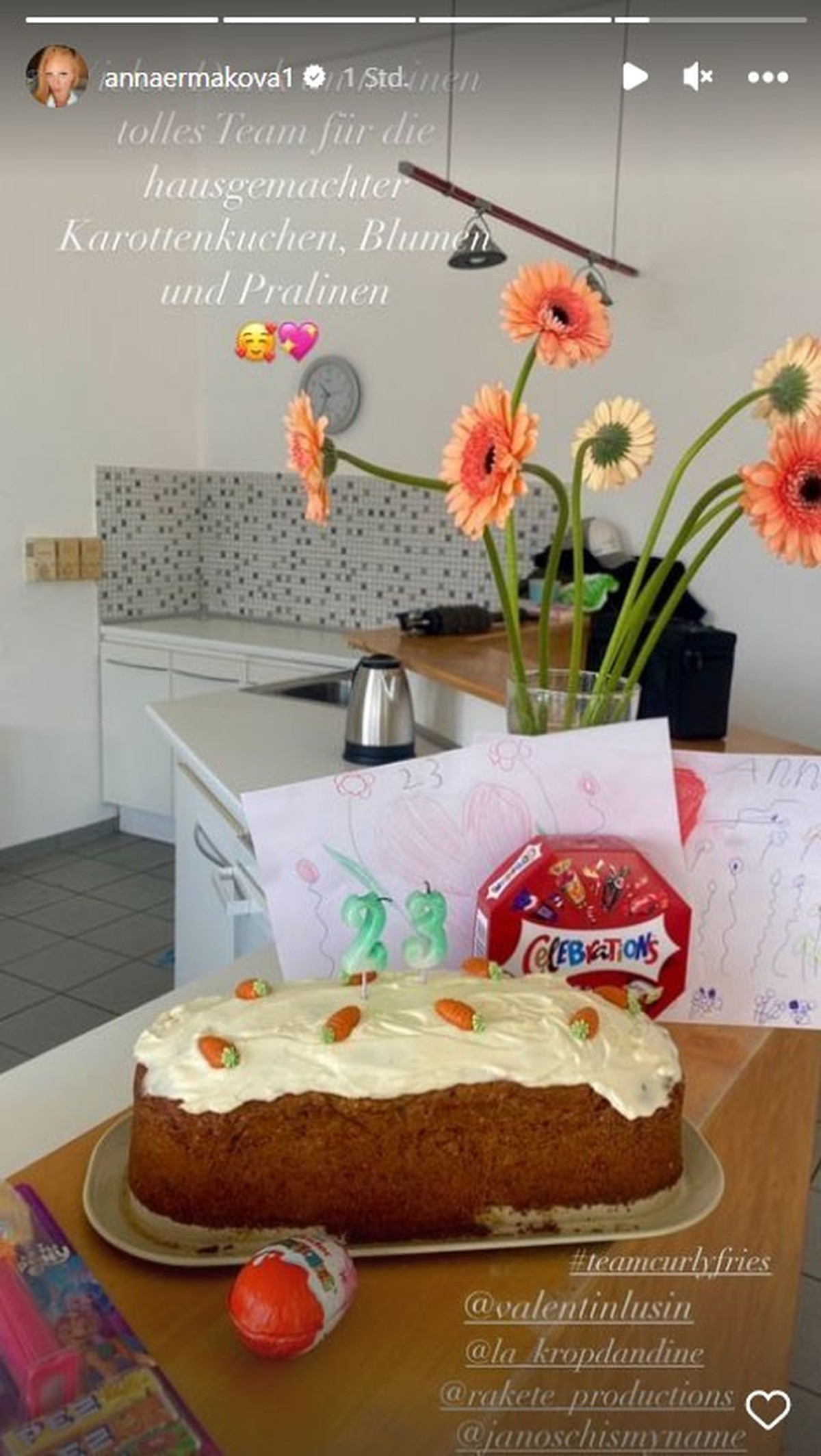Anna Ermakova zeigt ihre Geschenke.