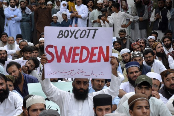 07.07.2023, Pakistan, Quetta: Muslimische Demonstranten nehmen an einem Protest gegen eine Koranverbrennung in Schweden teil. Aufgerufen zu den Protesten hatte Premierminister Sharif auf Twitter. Die  ...