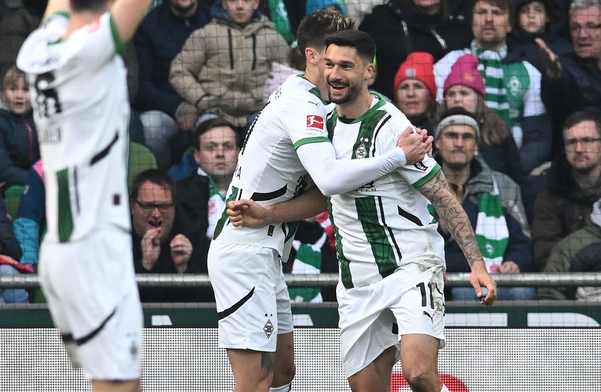 15.03.2025, Bremen: Fußball: Bundesliga, Werder Bremen - Bor. Mönchengladbach, 26. Spieltag, im Weserstadion. Gladbachs Tim Kleindienst (r) jubelt mit Tomas Cvancara über sein Tor zum 2:4. Foto: Carme ...